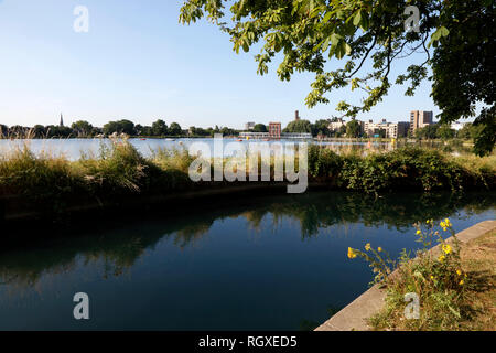 Neuer Fluss, der neben Woodberry Feuchtgebiete (West Behälter), Stoke Newington, London, UK Stockfoto