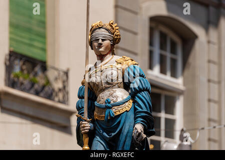 Der Gerechtigkeitsbrunnen, Brunnen der Gerechtigkeit in der Altstadt von Bern, Schweiz Stockfoto