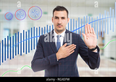 Börsenmakler, feierlichen Eid mit der Hand auf Herz und Palm auf dem Hintergrund der wachsenden Grafik vorgetragenen Stockfoto