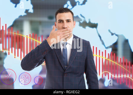 Broker Mann an Business Börse für Mund mit Palm als Nicht-telling geheime Geste in der Finanzkrise Konzept auf Rot abnehmender Graph backgro Stockfoto
