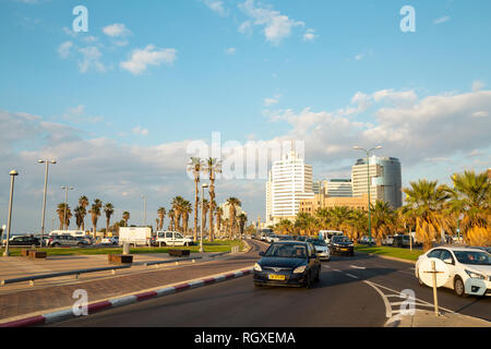 Tel Aviv - Yafo, Israel - Dezember 23, 2018: ein Golden Sunset Szene von Nahum Goldman und Jerusalem Avenue und den geschäftigen Verkehr in das Ende des Tages. Stockfoto