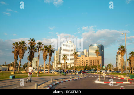 Tel Aviv - Yafo, Israel - 23 Dezember, 2018: Eine schöne Golden Sunset Szene von Nahum Goldman und Jerusalem Avenue und der modernen Architektur an der Stockfoto