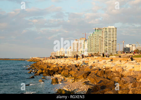 Tel Aviv - Yafo, Israel - 23 Dezember, 2018: Eine schöne Golden Sunset Szene von Tel Aviv seeküste entfernt, direkt am Meer, Felsen und die moderne Architektur an Stockfoto