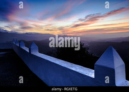 Sonnenaufgang Blick vom Berg Dorf von Comares, Axarquia, Malaga, Andalusien, Spanien Stockfoto