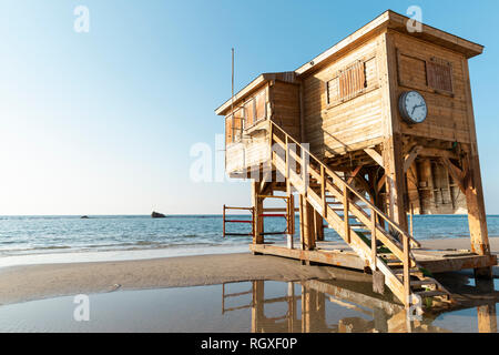 Eine hölzerne Rettungsschwimmer watch Hütte mit einer Uhr am Strand von Tel Aviv, Israel Stockfoto