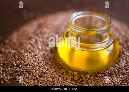 Leinsamen öl mit Leinsamen closeup, selektiver Fokus, roh Leinsamenöl Arzneimittel Öl alternative Medizin, Omega-3-reichen Öl Stockfoto