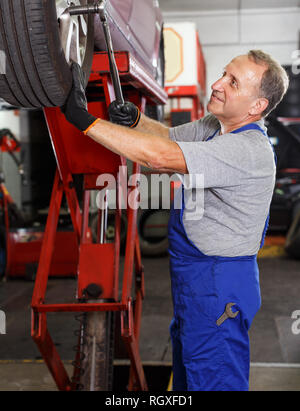 Mechaniker, Techniker installieren Auto Rad nach der Reparatur der Auswuchten an Service station Stockfoto