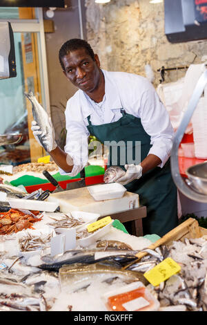 Portrait von Verkäufer im Vorfeld des Fischmarkt arbeiten, Vorbereitung Meeresfrüchte zum Verkauf Stockfoto