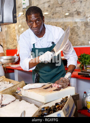 Portrait von Verkäufer im Vorfeld des Fischmarkt arbeiten, Vorbereitung Meeresfrüchte zum Verkauf Stockfoto