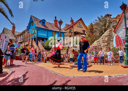 Unterhaltung Tanz street show Popeye Village. Auch Sweethaven Village, Film absichtlich gebaut, in eine kleine Touristenattraktion umgewandelt bekannt. Stockfoto