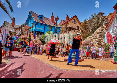 Unterhaltung Tanz street show Popeye Village. Auch Sweethaven Village, Film absichtlich gebaut, in eine kleine Touristenattraktion umgewandelt bekannt. Stockfoto