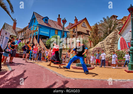 Unterhaltung Tanz street show Popeye Village. Auch Sweethaven Village, Film absichtlich gebaut, in eine kleine Touristenattraktion umgewandelt bekannt. Stockfoto