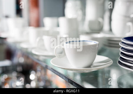 Keramik Tee- und Kaffeetassen für Verkauf in Küchengeräte shop Stockfoto