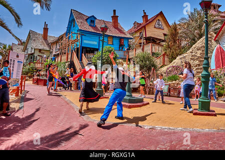 Unterhaltung Tanz street show Popeye Village. Auch Sweethaven Village, Film absichtlich gebaut, in eine kleine Touristenattraktion umgewandelt bekannt. Stockfoto