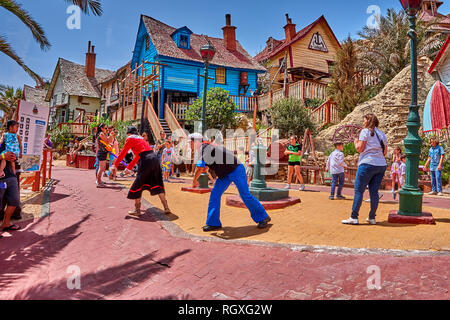 Unterhaltung Tanz street show Popeye Village. Auch Sweethaven Village, Film absichtlich gebaut, in eine kleine Touristenattraktion umgewandelt bekannt. Stockfoto