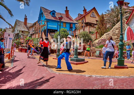 Unterhaltung Tanz street show Popeye Village. Auch Sweethaven Village, Film absichtlich gebaut, in eine kleine Touristenattraktion umgewandelt bekannt. Stockfoto