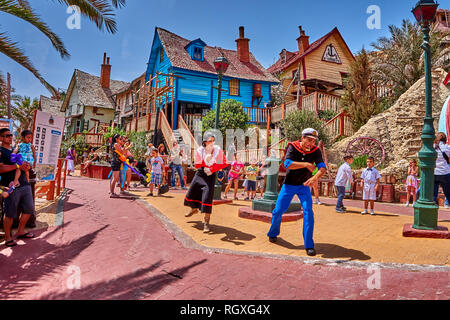 Unterhaltung Tanz street show Popeye Village. Auch Sweethaven Village, Film absichtlich gebaut, in eine kleine Touristenattraktion umgewandelt bekannt. Stockfoto