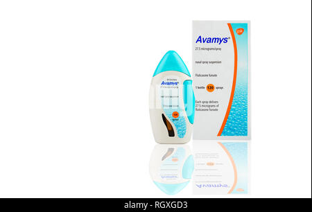 CHONBURI, Thailand - 17. OKTOBER 2018: avamys Nasenspray Suspension. Fluticasone Nasenspray Flasche. Steroid Nasenspray auf weißem Hintergrund. Stockfoto