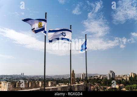 Israel und Jerusalem Flaggen über Jerusalem alte Stadtmauern gegen den blauen Himmel mit weißen Wolken im sonnigen Sommer. Stockfoto