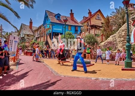 Unterhaltung Tanz street show Popeye Village. Auch Sweethaven Village, Film absichtlich gebaut, in eine kleine Touristenattraktion umgewandelt bekannt. Stockfoto