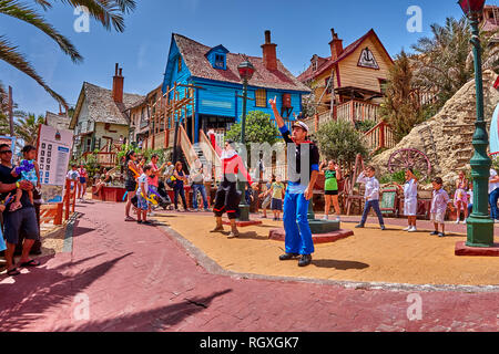 Unterhaltung Tanz street show Popeye Village. Auch Sweethaven Village, Film absichtlich gebaut, in eine kleine Touristenattraktion umgewandelt bekannt. Stockfoto