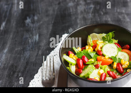 Vegetarische Salat mit einem roten mexikanischen Bohnen, Mais, Rucola, Tomaten und Olivenöl Stockfoto