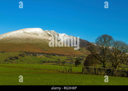 Blencathra oder Saddleback, mit einem Abstauben des Schnees auf der Oberseite, Lake District National Park Stockfoto