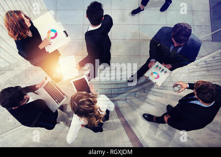 Team von Business Person arbeitet zusammen auf die Statistik. Von oben gedreht. Konzept der Teamarbeit und Partnerschaft Stockfoto