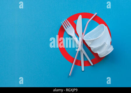 Kunststoff weiß single Geschirr auf blauem Hintergrund als Symbol der Umweltverschmutzung. Verbot single use Kunststoff. Stockfoto