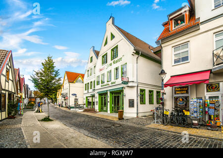 Den malerischen Küstenort Warnemünde Deutschland mit seinen malerischen Geschäften, gepflasterten Straßen liegt am nördlichen Rand von Deutschland an der Ostsee. Stockfoto