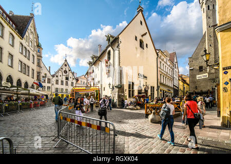 Tallinn, Estland - 9. September 2018: Touristen besichtigen und die Geschäfte und Cafes in der Altstadt der mittelalterlichen Stadt Tallinn geniessen Stockfoto