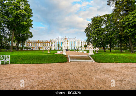 Reisende genießen Sie die Gärten und die reich verzierte Fassade des Rokoko Catherine Palace in der Stadt von Zarskoje Selo, etwas außerhalb von St. Petersburg, Russland Stockfoto