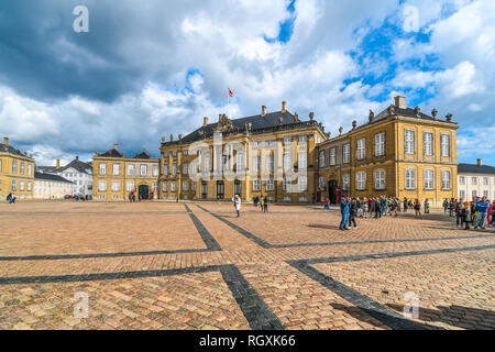 Touristen genießen Sie einen späten Sommer Tag vor Friedrich VIII. An der Amalienborg Palast im historischen Zentrum von Kopenhagen Dänemark Stockfoto