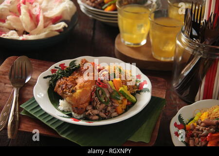 Nasi Rames Medan, der Malaiischen Reis essen von Medan, North Sumatra Stockfoto