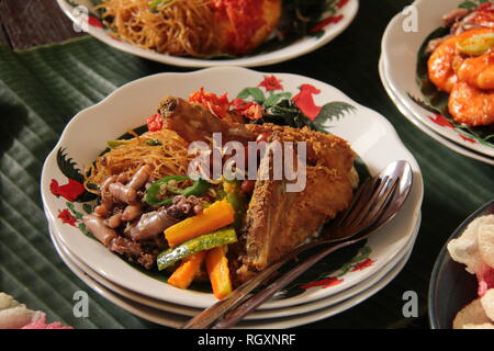 Nasi Rames Medan, der Malaiischen Reis essen von Medan, North Sumatra Stockfoto