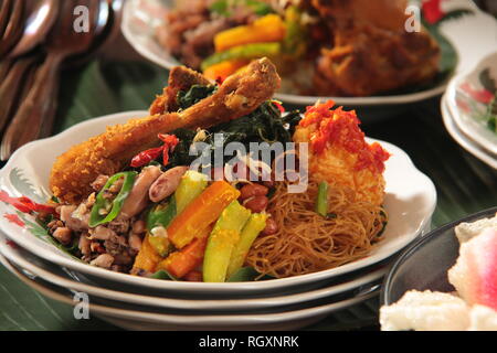 Nasi Rames Medan, der Malaiischen Reis essen von Medan, North Sumatra Stockfoto