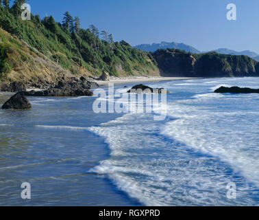 USA, Oregon, Ecola State Park, ankommenden Wellen Waschen auf Crescent Beach, südlich von ecola Punkt. Stockfoto