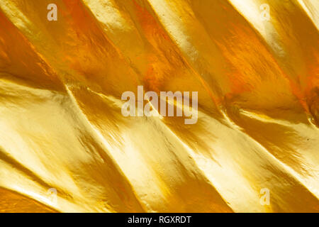 Close-up von Blattgold vergoldeten Details auf einer Buddha-statue im Wat Phra Yai auf Pratumnak Hügel in Pattaya, Chonburi, Thailand. Stockfoto