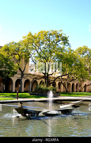 Wasser bildet die Skulptur von George Baker am Millikan Teich auf dem Campus der Kalifornischen Institut für Technologie in Pasadena, Kalifornien, USA. Stockfoto