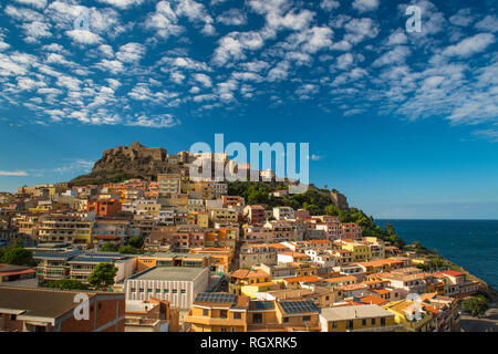 Ein Blick auf Castelsardo Stadt in Sardinien, Italien, mit Mittelmeer im Hintergrund. Stockfoto
