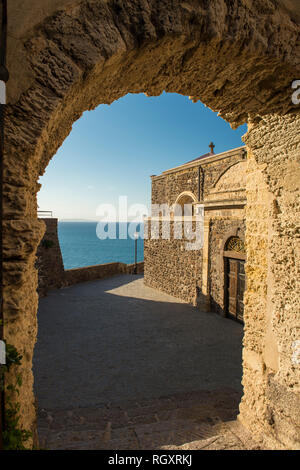 Ein Torbogen in der alten Festung auf dem Hügel von Castelsardo in Sardinien, Italien. Stockfoto