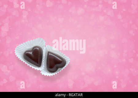 Schokolade Herzen auf rosa Herzen Hintergrund Stockfoto