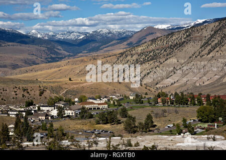 WY 03054-00 ... WYOMING - Die Stadt von Mammut gesehen von der oberen Terrasse in Mammoth Hot Springs, Yellowstone National Park. Stockfoto