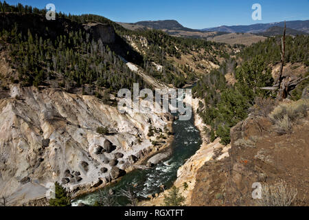 WYOMING - Ansicht des Calcit Federn Blicken über den Yellowstone River aus dem Yellowstone Picknickplatz Trail im Yellowstone National Park. Stockfoto