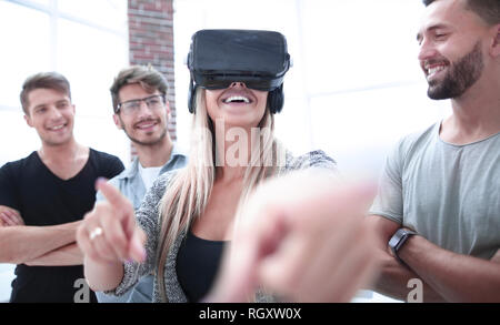 Mädchen im VR-Brille von Virtual Reality Stockfoto