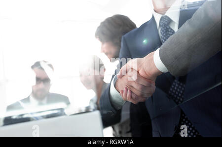 Handshake von Geschäftspartnern in Konferenzraum Stockfoto