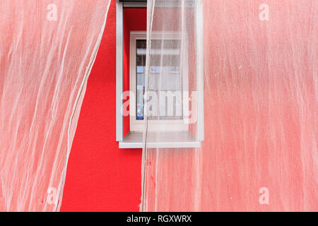 Blick auf ein Fenster teilweise durch eine scafold Abdeckung, Frankfurt, Hessen, Deutschland, Europa Stockfoto