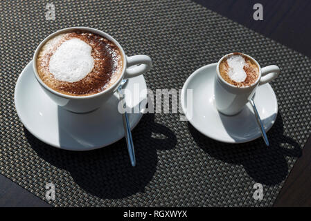 Zwei Cappuccino Tassen auf dem Tisch. Stockfoto