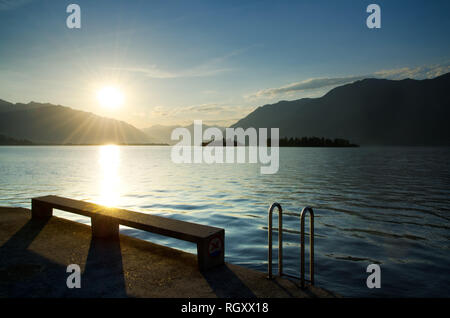 Sonnenaufgang über eine Alpine Lago Maggiore mit den Brissago-inseln und Berg im Tessin, Schweiz. Stockfoto