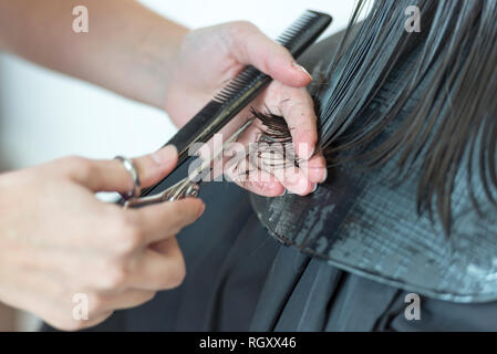 Frau Haare Schneiden in einen Friseursalon. Stockfoto